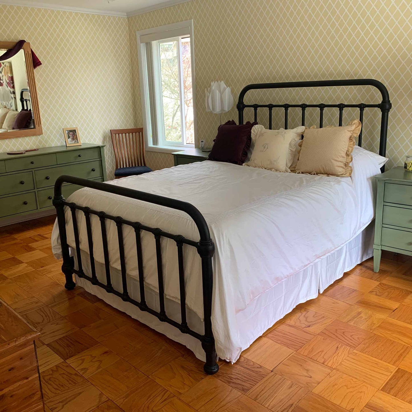 Heiressy's 20th c. Americana Iron Bed in Queen Size with a Matte Black finish.