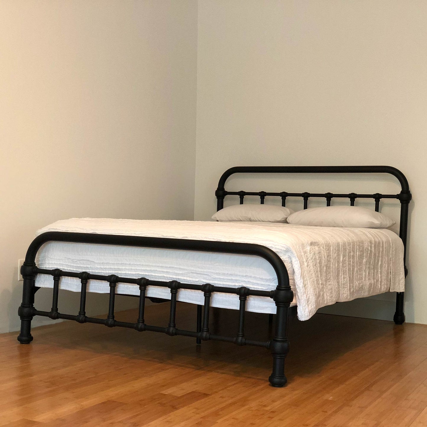 Heiressy's 20th c. Americana high-end modern iron platform bed has a heavy duty steel frame with wood slats. The luxury metal platform bed has many powder coat finish options including matte black, bronze, white, and antique finishes.